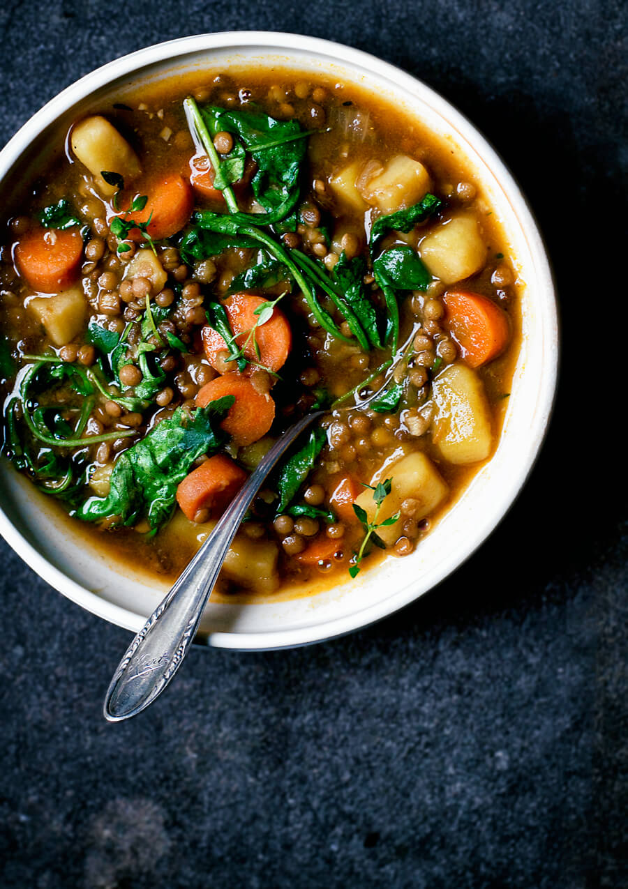 Vegan Lentil and Potato Stew // This hearty and warming soup/stew hybrid is filled with fiber-rich lentils that will fill you up. The tasty potatoes make sure that this is a truly comforting recipe. | The Green Loot #vegan #cleaneating #weightloss