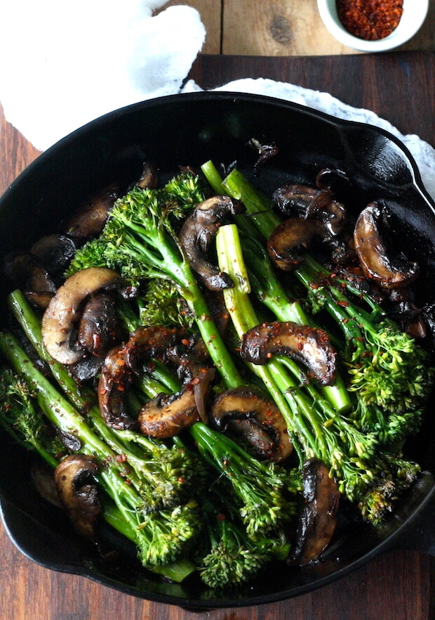 Vegan Balsamic Roasted Broccolini with Mushrooms // Balsamic roasted veggies are just the best. Broccoli is one of the top food to eat for weight loss and mushrooms are full of protein and just delicious. Combine all that, and you have got yourself a perfectly tasty and satisfying side dish/salad. | The Green Loot #vegan #cleaneating #weightloss