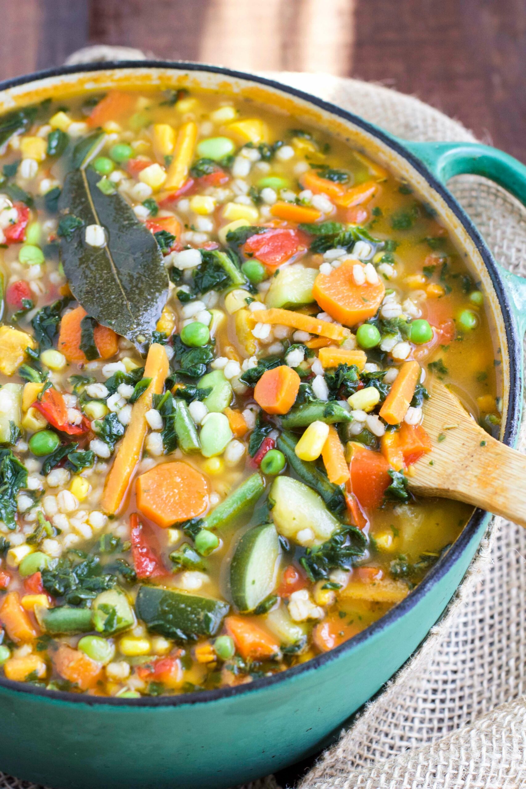 Vegan Quick Garden Veggie Soup // Everything good that a garden could give you - in a bowl. You can have 3 servings of this for lunch and call it a day. It's comforting and filling, so you won't be hungry 'til dinner. | The Green Loot #vegan #cleaneating #weightloss