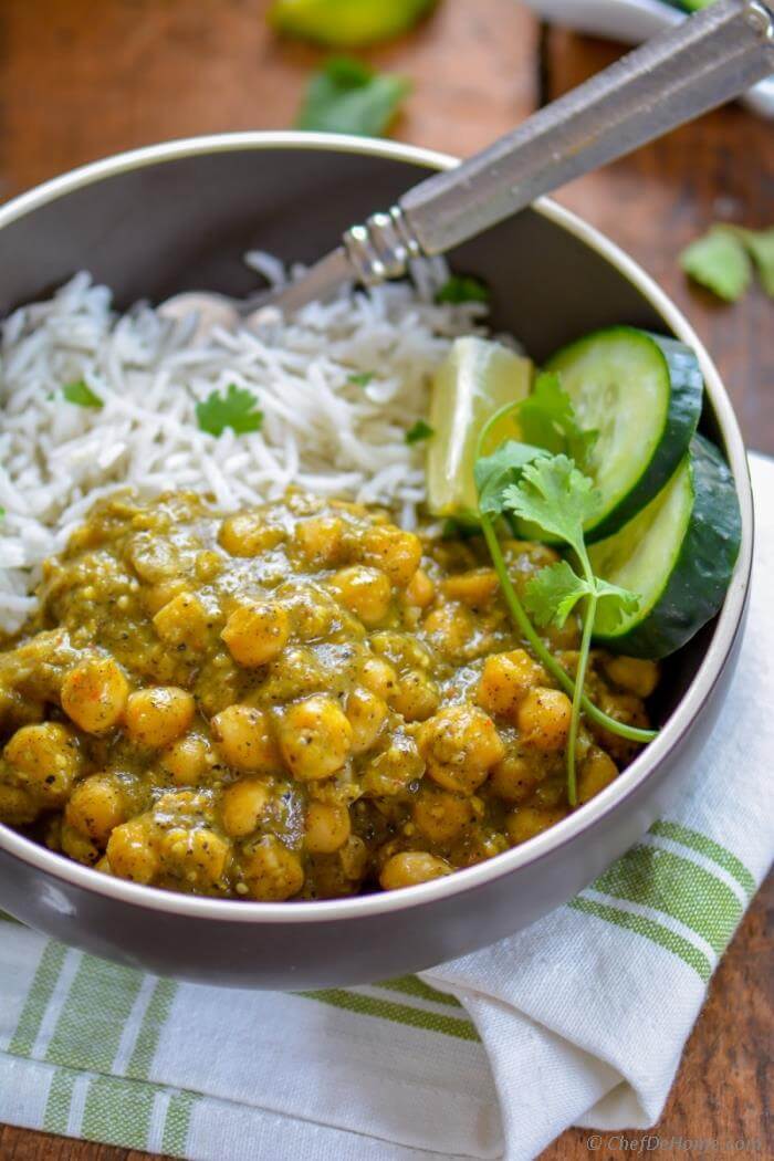 Vegan Chickpea Curry with Coconut Milk // Roasted tomatillos give this wonderful curry a rich taste and the chickpeas make sure it's full of protein. | The Green Loot #vegan #cleaneating #weightloss